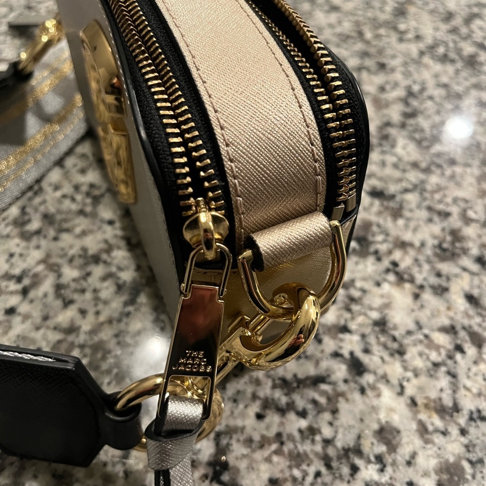 Marc Jacobs Silver/ Gold Metallic Snapshot Crossbody Camera Bag NWOT - Picture 14 of 16